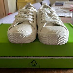 Never worn! - Low Off-White Canvas Cariuma sneakers 8.5